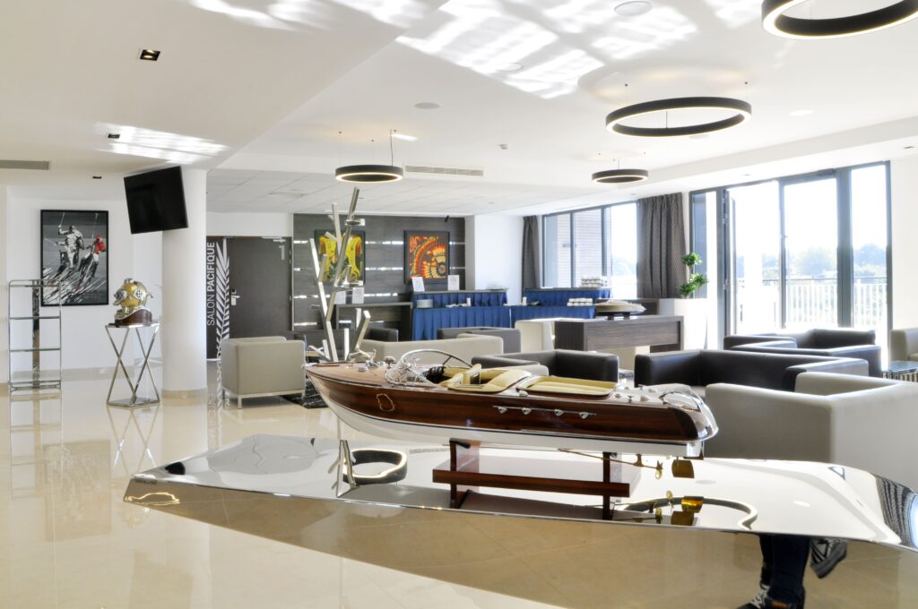 HALL (10)